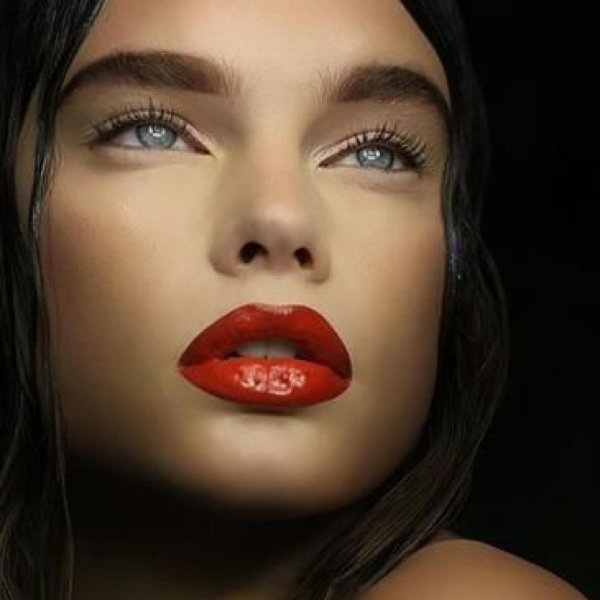 Губы девушек без лица с помадой