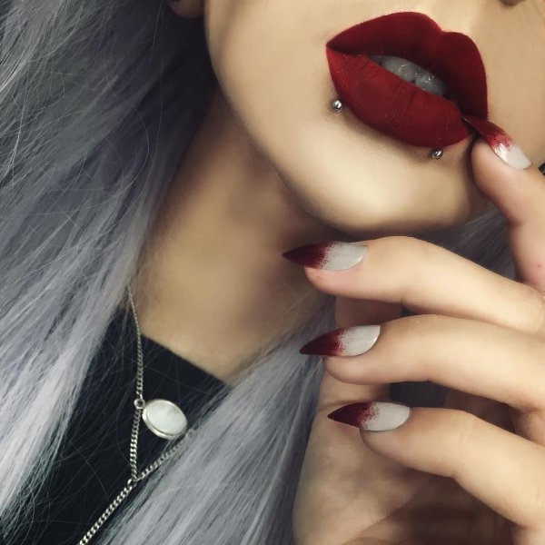 Губы девушек без лица с помадой