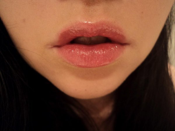 Губы девушек без лица с помадой