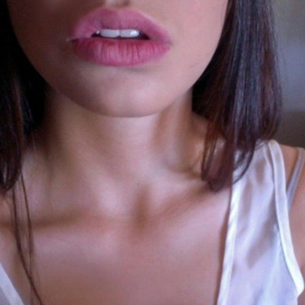 Губы девушек без лица с помадой