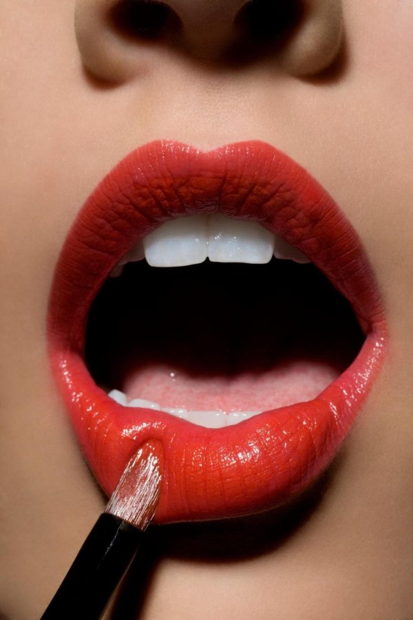 Губы девушек без лица с помадой