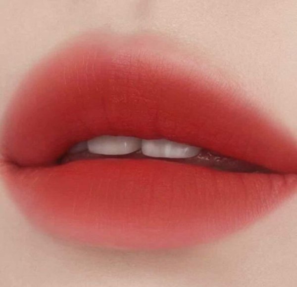 Губы девушек без лица с помадой