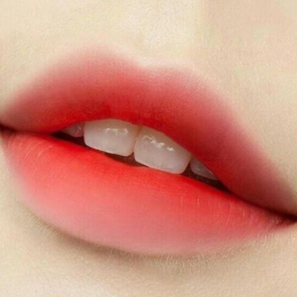 Губы девушек без лица с помадой