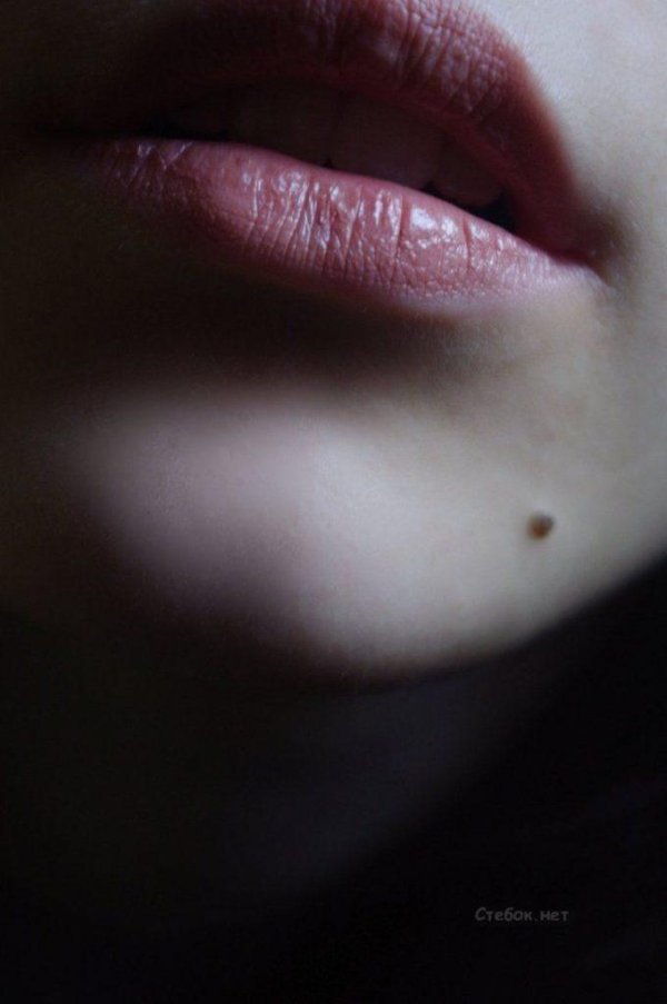 Губы девушек без лица с помадой