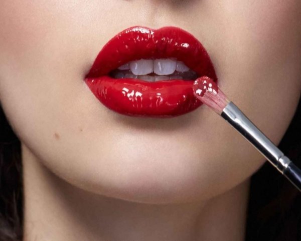 Губы девушек без лица с помадой