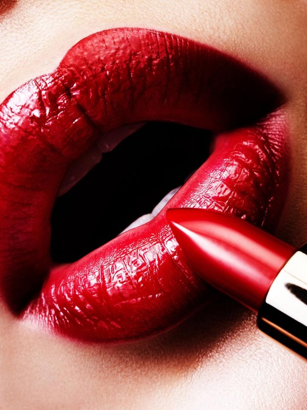 Губы девушек без лица с помадой