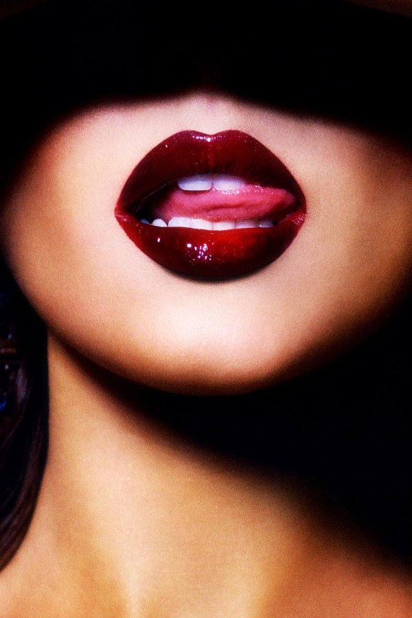 Губы девушек без лица с помадой