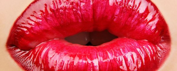 Губы девушек без лица с помадой