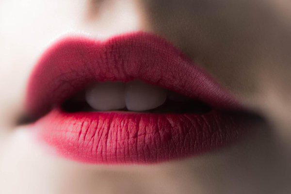 Губы девушек без лица с помадой