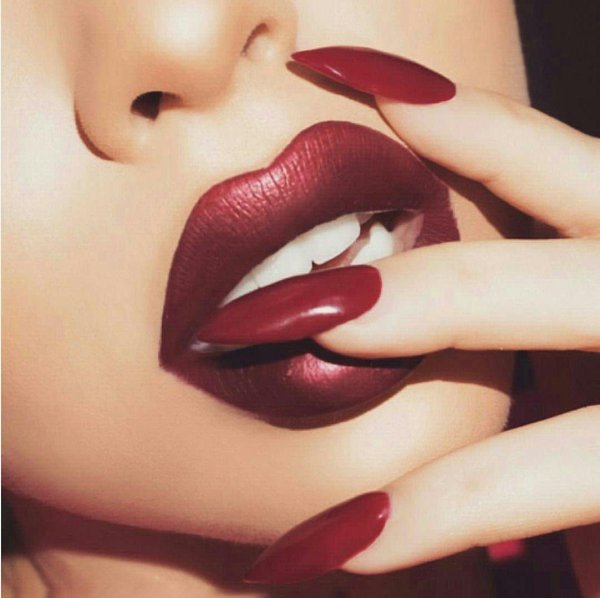 Губы девушек без лица с помадой