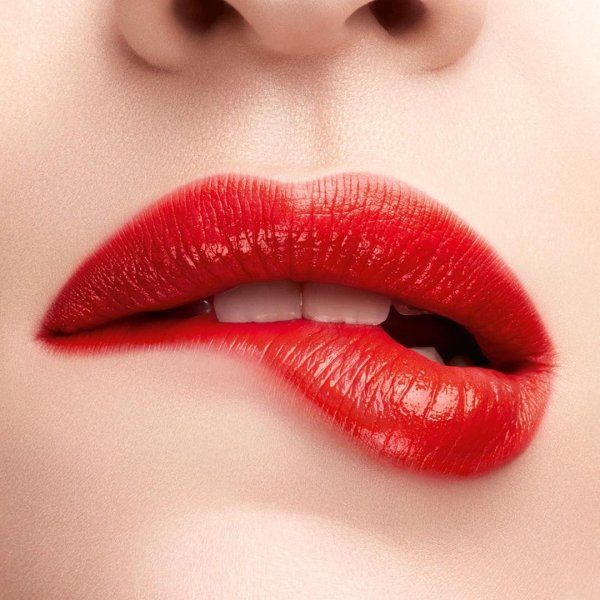 Губы девушек без лица с помадой