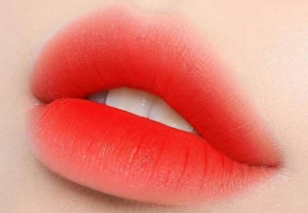 Губы девушек без лица с помадой