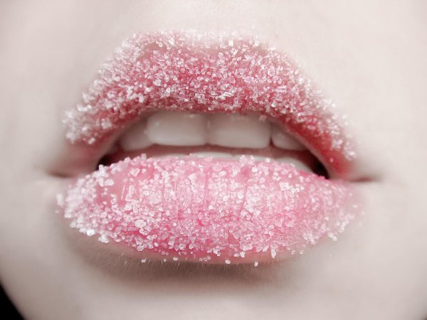 Губы девушек без лица с помадой