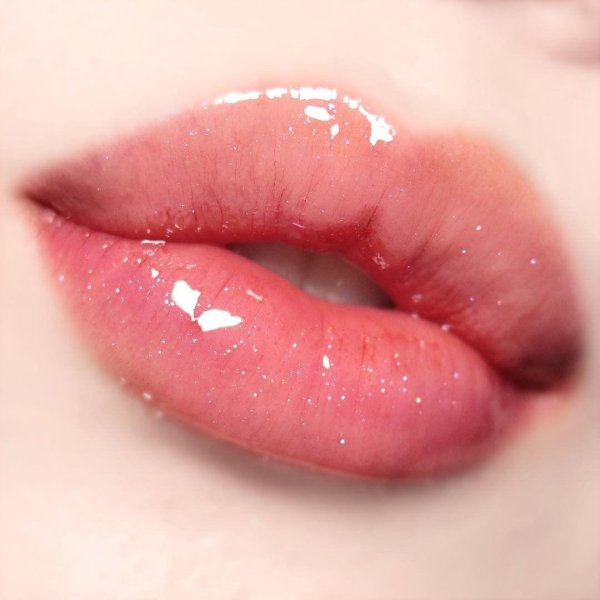 Губы девушек без лица с помадой