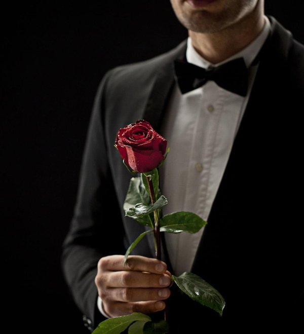 мужчина с розами