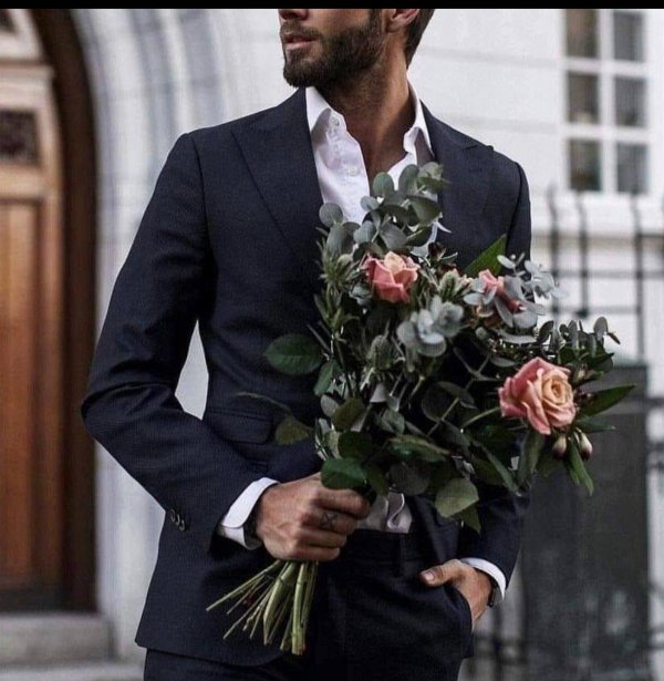 красивые мужчины с цветами