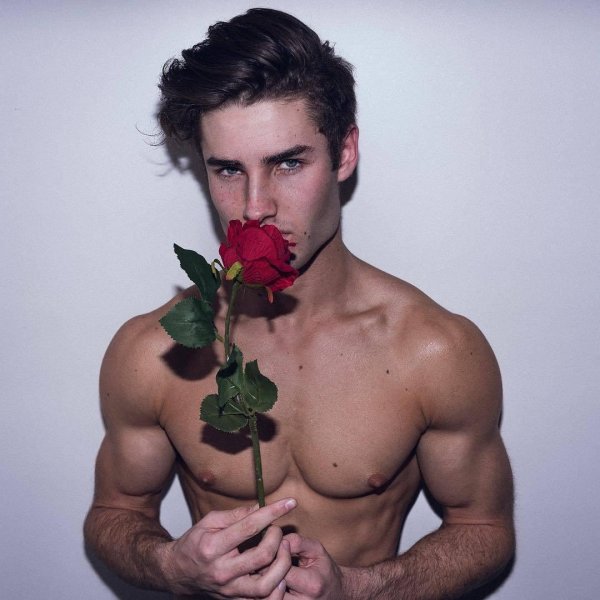 парень с розой