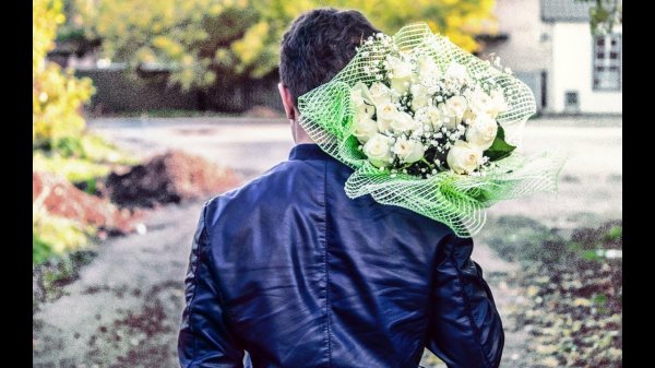 парень с цветами