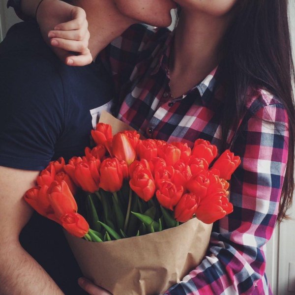 парень дарит девушке цветы