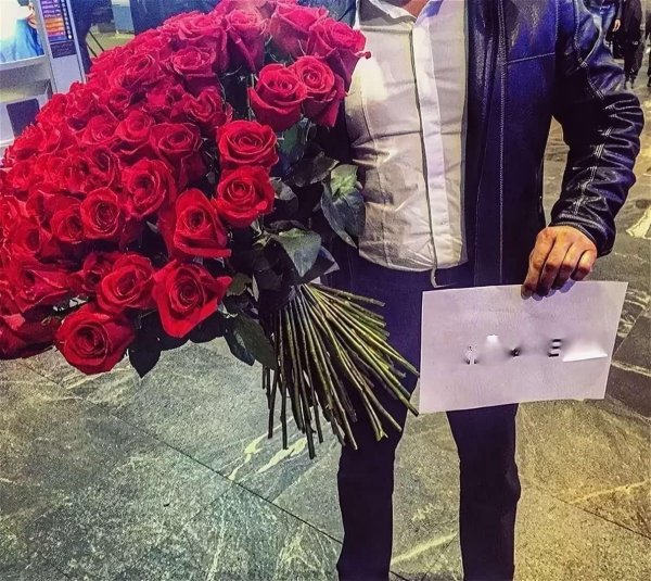 парень с цветами