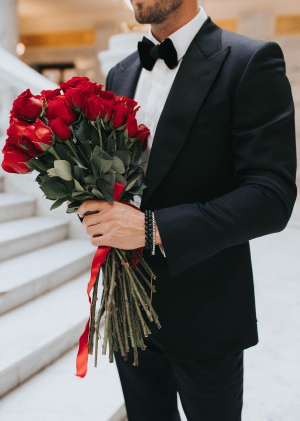 парень с цветами