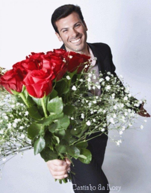 красивые мужчины с цветами