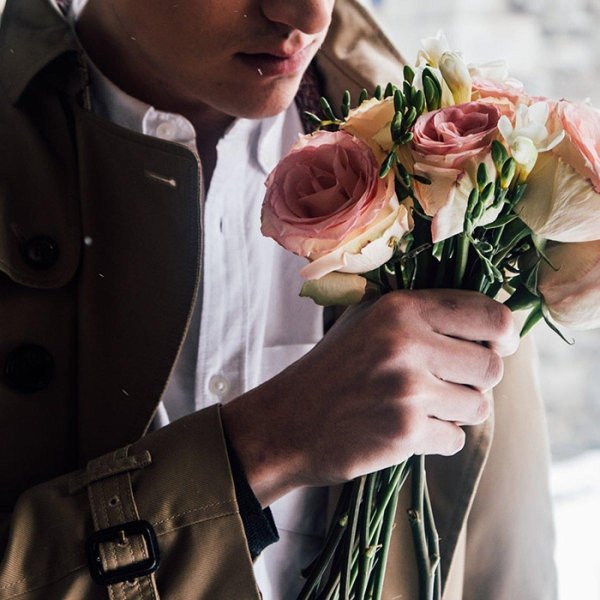 парень с цветами