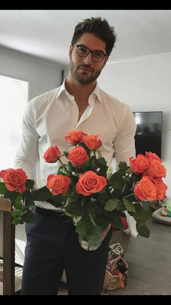 красивые мужчины с цветами