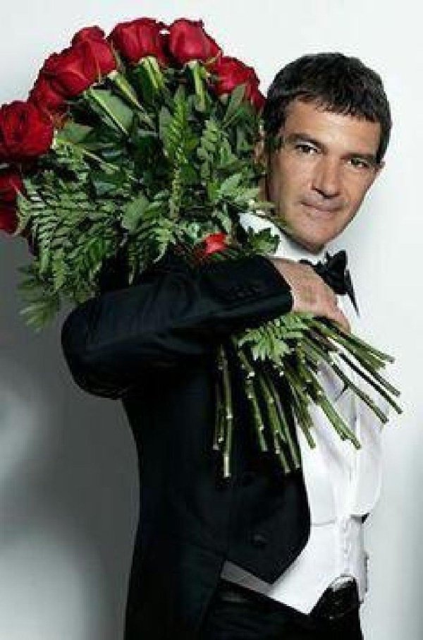 антонио бандерас с цветами