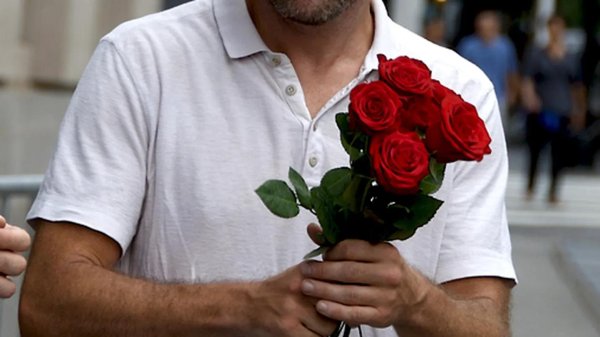 мужчина дарит цветы женщине