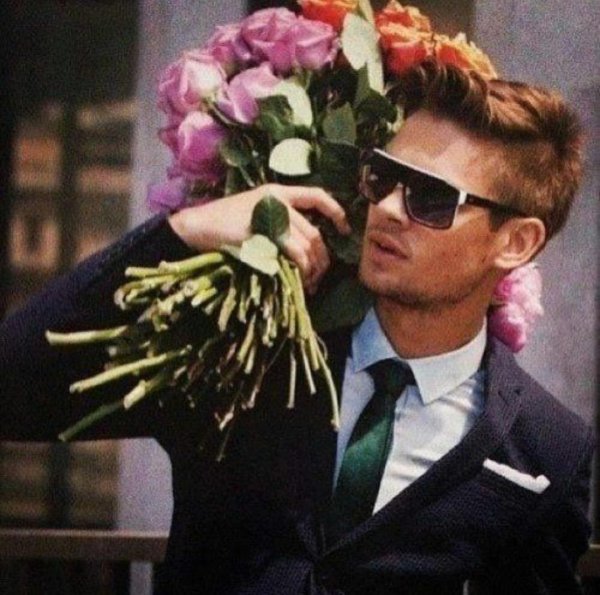 брэд питт с цветами
