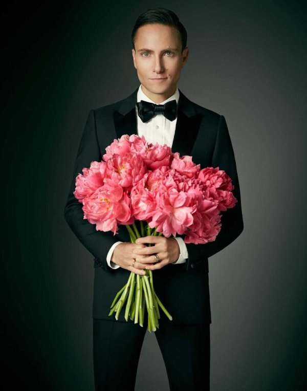 мужчина с цветами