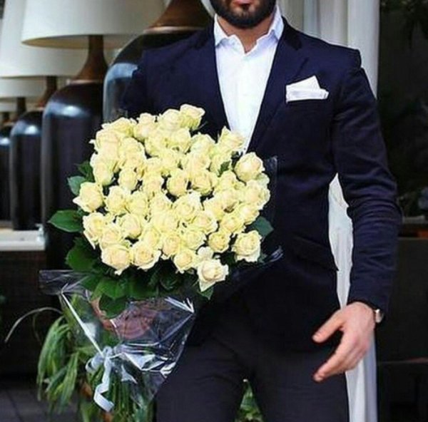 бурак озчивит дарит цветы