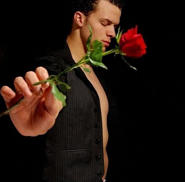 парень с розой