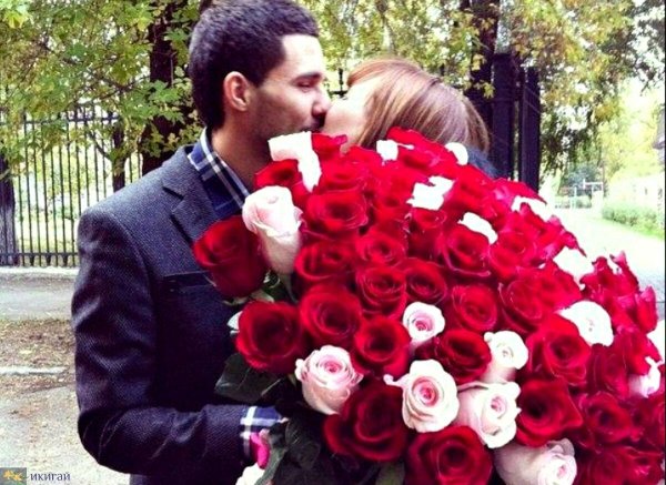 парень дарит цветы девушке