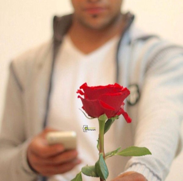 мужчина дарит цветы