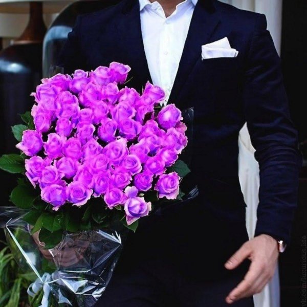 парень с букетом цветов