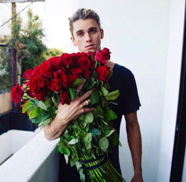 красивые мужчины с цветами