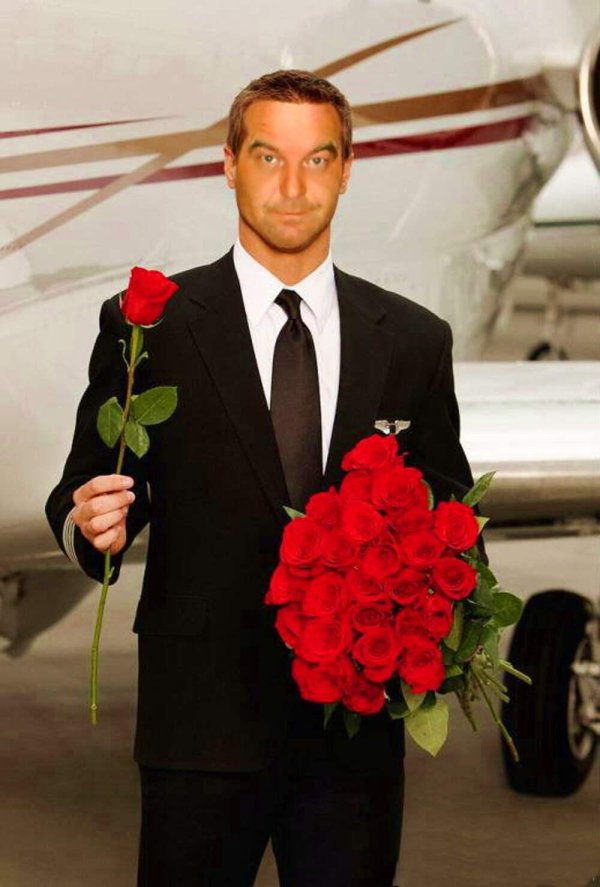 красивые мужчины с цветами
