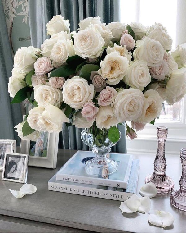 розы в интерьере