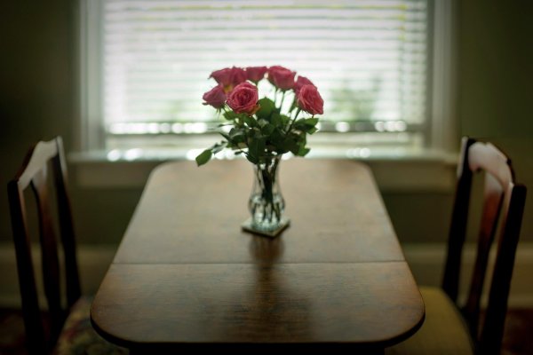 роза в вазе