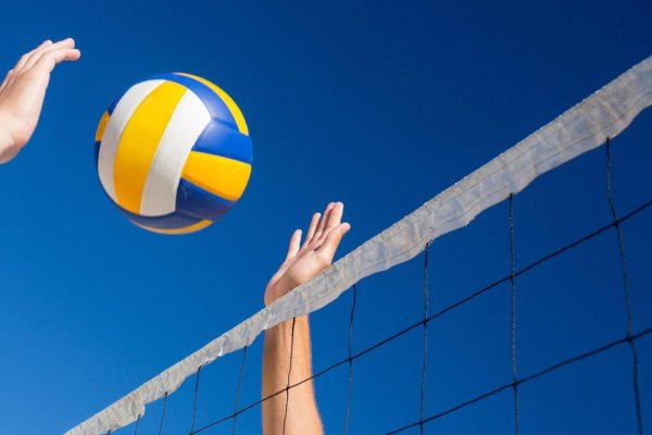 С волейболом