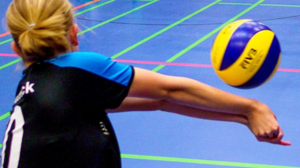 С волейболом