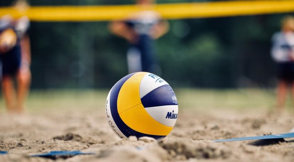 С волейболом