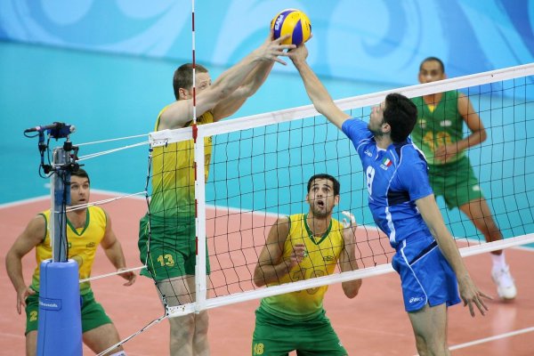 С волейболом