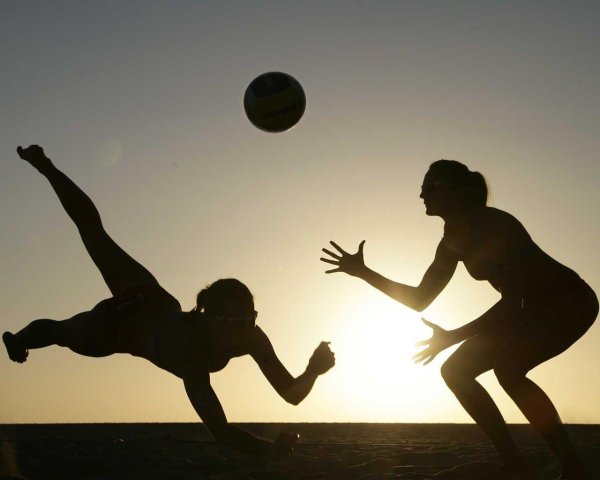 С волейболом