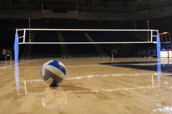 С волейболом