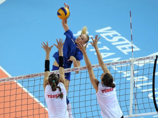 С волейболом