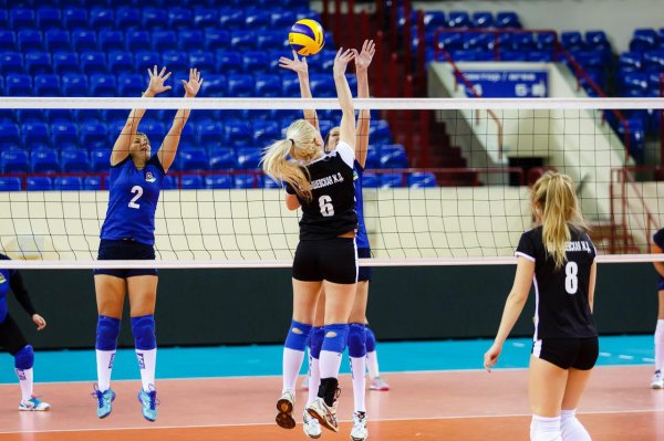 С волейболом