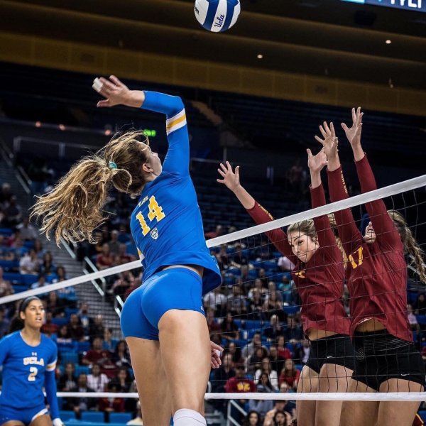 С волейболом